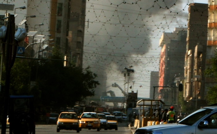 Fum negru se ridica spre cer dupa un atentat cu bombă în Bagdad