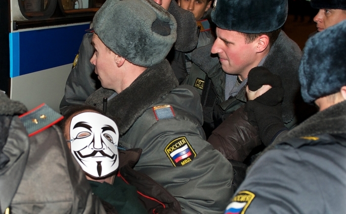 Politisti rusi inghesuind un demonstrant apartinand miscarii "Ocupati Piata Veche", inspirata de protestele "Ocupati Wall Street", in centrul Moscovei, 7 noiembrie 2011