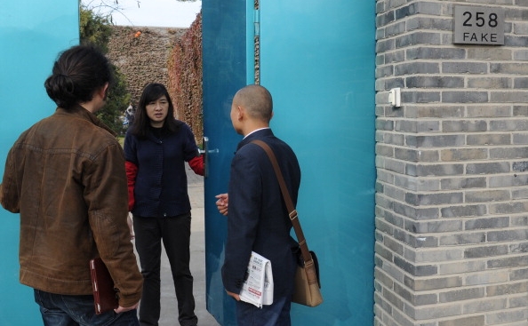 Suporteri ai artistului disident Ai Weiwei, in fata casei sale in 07 noiembrie 2011