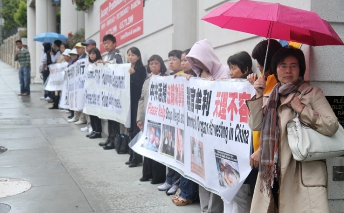 Proteste in fata consulatului vietnamez din San Francisco, cerand sprijin pentru militantii Vu Duc Trung  siLe Van Thanh. (Jan Jekielek/The Epoch Times)
