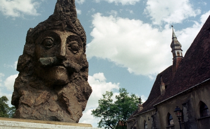 Bustul lui Vlad Tepes din centrul orasului Sighisoara.