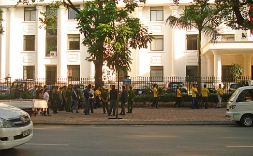 Strada tribunalului unde Curtea Supremă a Poporului din Vietnam i-a condamnat pe Vu Duc Trung şi Le Van Thanh joi, 10 noiembrie, unde aproximativ 30 de practicanţi Falun Gong s-au adunat să mediteze si sa informeze trecatorii