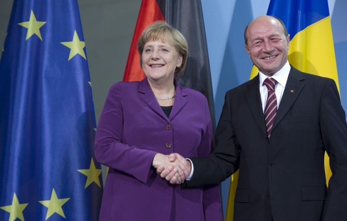 Preşedintele Traian Băsescu alaturi de cancelarul german, Angela Merkel, Berlin, 10 noiembrie 2011 (JOHANNES EISELE/AFP/Getty Images)