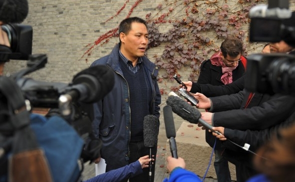 Pu Zhiqiang (C), avocatul artistului chinez Ai Weiwei, la o conferinta de presa la studioul artistului, 14 noiembrie 2011. Pu a declarat ca Biroul de taxe din Beijing a refuzat sa accepte banii pe care artistul trebuie sa-i plateasca inainte de a putea sa faca apel