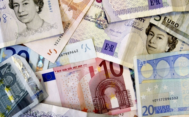 Bancnote euro şi lire sterline.