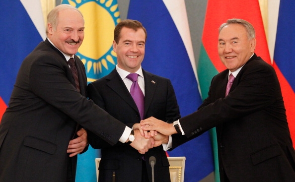 Preşedintele rus Dmitri Medvedev (C) dă mâna cu preşedintele Bielorusiei, Alexander Lukaşenko (st) şi cu preşedintele Kazahstan-ului Nursultan Nazarbayev (dr) (DMITRY ASTAKHOV/AFP/Getty Images)