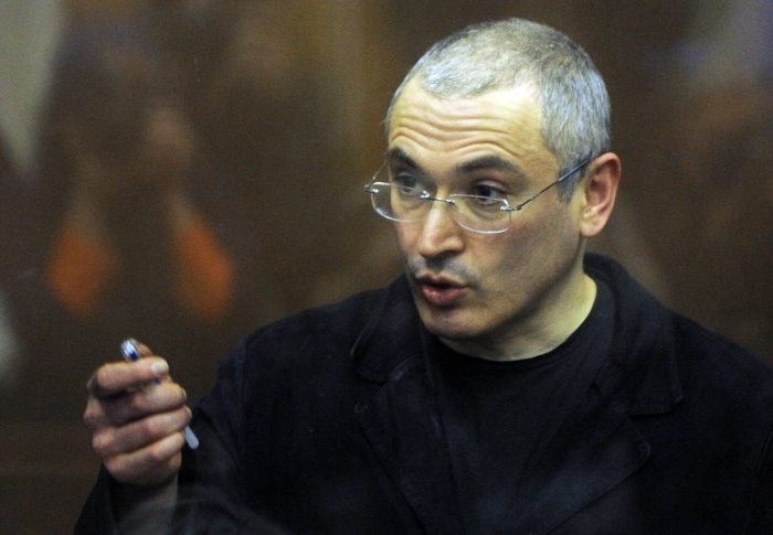 Fostul oligarh rus Mihail Hodorkovski în spatele peretelui de sticlă într-un tribunal din Moscova, adresîndu-se completului de judecată în timpul procesului său politic - decembrie 2011 (DMITRY KOSTYUKOV / AFP / Getty Images)