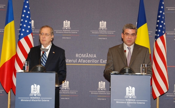 Ministrul român de externe, Teodor Baconschi (DR) şi Ambasadorul SUA,  Mark Gitenstein(ST) participă la o conferinţă de presă de lansare a  celei de-a doua etape a campaniei de informare "Viză pentru SUA", MAE,  22 nov 2011.
