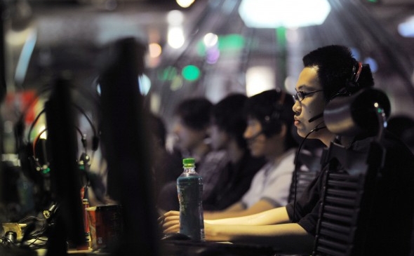Această fotografie făcută la 12 mai 2011 prezinta oameni la un internet cafe din Beijing, China.