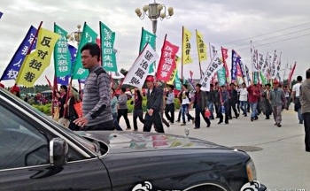 Într-un marş bine organizat, mai multe mii de fermieri au mărşăluit în Lufeng, provincia Guangdong, pe 21 noiembrie 2011, cerând dreptul la vot şi o rezoluţie în cazul terenurilor luate ilegal de autorităţi.