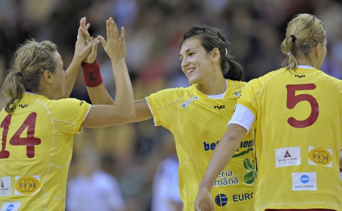 Moment de glorie al echipei feminine de handbal. In imagine:  Ada Moldovan (stanga), Cristina Neagu (centru) si Carmen Andreea Amarieithe.