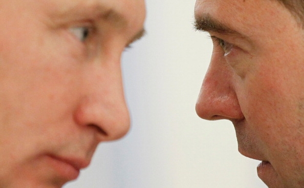 Liderii de la Kremlin, preşedintele rus Dimitri Medvedev şi primul-ministru, Vladimir Putin.