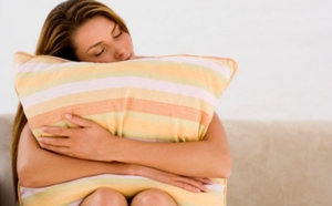 Singuratatea este mai strâns asociata cu calitatea relatiilor decat cu numarul lor, şi poate duce la somn agitat. (Photos.com)