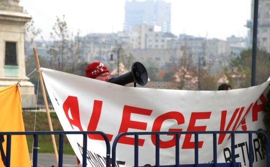 Iubitorii de animale protesteaza in fata Parlamentului impotriva unei legi care prevede eutanasierea cainilor fara stapan, Bucuresti, 2 noiembrie 2011. (Andrei Popescu/Epoch Times Romania)