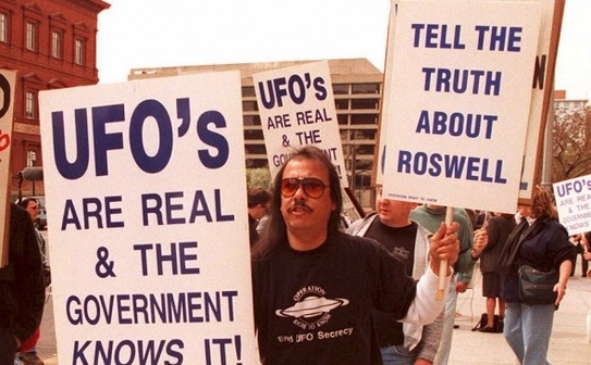 Protestanţi în faţa General Accounting Office (GAO), pentru a demonstra cerand examinarea dosarului Roswell / 1974 de către GAO - arhivă (martie) (Joshua Roberts / AFP / Getty Images)