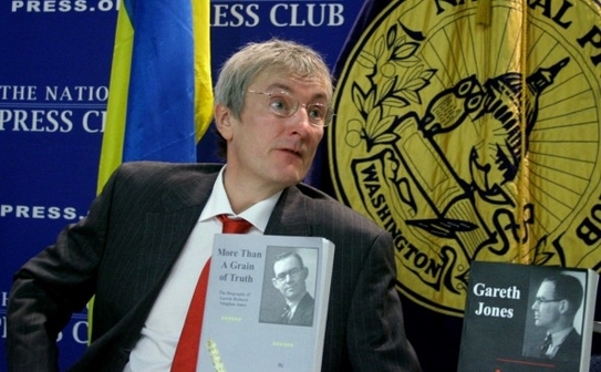 Nigel Colley cu două cărţi despre viaţa şi moartea jurnalistului din Ţara Galilor Gareth Jones (1905-1935), printre primii oameni care au documentat foametea planificată de Stalin, ce a făcut şapte milioane de victime în iarna 1932-1933 (Gary Feuerberg / Epoch Times)