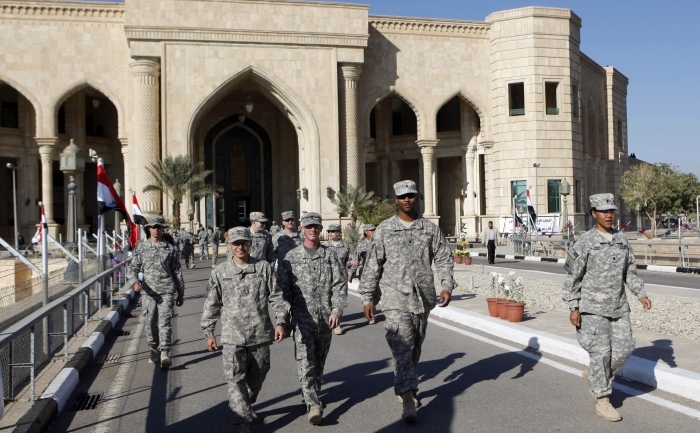 Soldaţii americani părăsesc palatul Al Faw din complexul Camp Victory construit de Saddam Hussein. Fostul cartier general al armatei americane din Irak, Camp Victory, a fost transferat vineri autorităţilor irakiene.