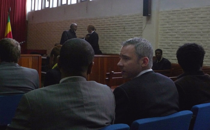 Jurnalistul suedez Martin Schibbye vorbeşte cu avocatul său, Abebe Balcha, într-o sala de judecată etiopiana, la Addis Abeba.