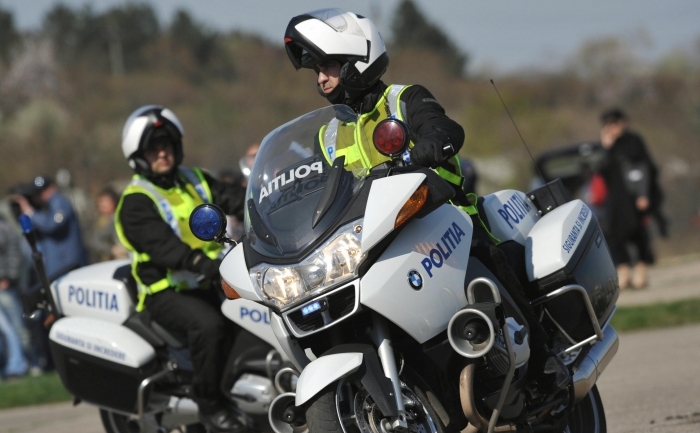 Poliţişti români pe motociclete.
