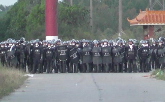 Peste 1.000 de trupe speciale ale poliţiei iau poziţie în satul Wukan, judeţul Lufeng, provincia Guangdong, înaintea zorilor zilei de 11 decembrie. Poliţia a tras peste 50 de salve de gaze lacrimogene. Sătenii din Wukan au organizat numeroase proteste masive în ultimul timp, pentru a protesta faţă de explroprierile abuzive şi corupţia totală a oficialilor (Fotografie oferită de săteni)