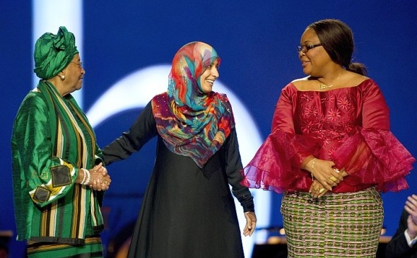 Laureate ale Premiului Nobel pentru Pace, preşedintele liberian Ellen Johnson Sirleaf, activista arabă Tawakkol Karman şi militanta pentru drepturile omului, Leymah Gbowee pe scena la concertul Premiului Nobel pentru Pace in Oslo pe 11 decembrie