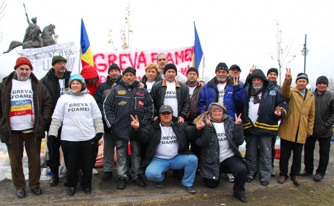Revoluţionari români aflaţi în greva foamei în faţa Parlamentului în semn de protest faţă de legea 410/2011.