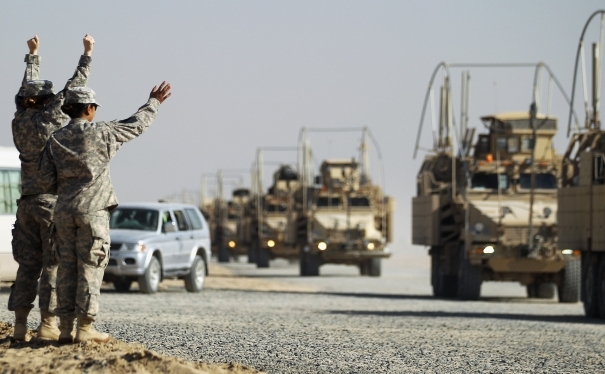 Ultimul convoi cu trupe americane, format din circa 100 de vehicule blindate, care a părăsit Irakul în noaptea de sâmbătă spre duminică a ajuns în Camp Virginia, Kuwait, 18 dec 2011. (Mario Tama / Getty Images)
