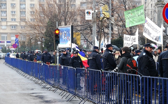 Sute de revoluţionari au protestat în faţa Guvernului împotriva legii 410/2011, Bucureşti, 19 decembrie 2011. (Andrei Popescu/Epoch Times România)