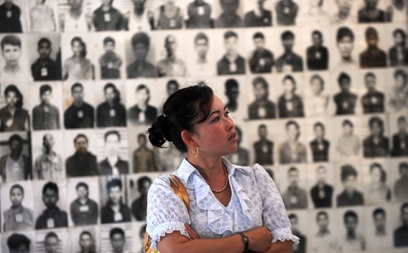 O femeie din Cambogia priveşte la portretele victimelor regimului maoist al Khmerilor Roşii la muzeul genocidului - Tuol Sleng - în Phnom Penh, 17 noiembrie 2011
