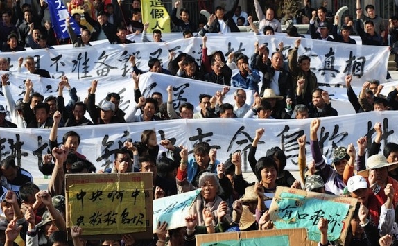 Săteni în timpul unui protest in Wukan, provincia Guangdong, 19 decembrie 2011, cerând examinarea abuzurilor oficialilor guvernamentali privind exproprierile (STR / AFP / Getty Images)
