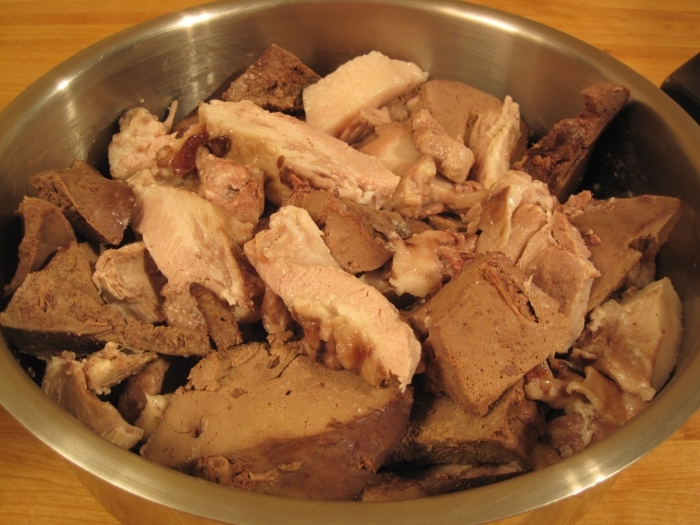 Prepararea pateului de casă: carnea slabă, slănina de la gât fiartă şi ficatul se taie în bucăţi potrivite