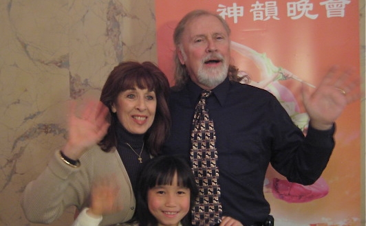 Susan Nikirk împreuna cu soţul ei, Gerald, şi fiica adoptată, Autumn, la Palace Theater din Waterbury, Connecticut, luni seara.
