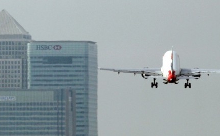 Un avion aparţinând companiei British Airways decolează pe aeroportul din Londra
