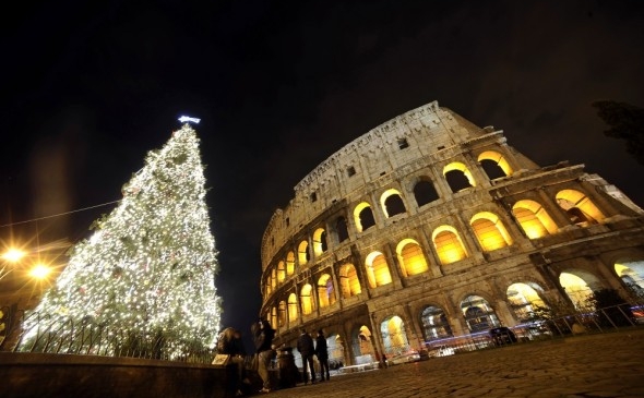 Un pom de Crăciun în faţa Colosseum-ului din Roma