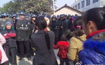 Trei mii de poliţişti echipaţi cu bastoane, scuturi şi câini au asediat satul Xinxing, o comunitate cu cca 300 de case