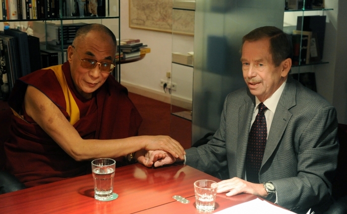 Fostul preşedinte ceh Vaclav Havel împreună cu liderul tibetan exilat, Dalai Lama, în Praga - arhivă