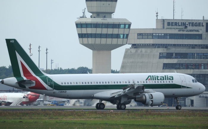 O aeronavă a companiei italiene Alitalia. (PATRIK STOLLARZ / AFP / Getty Images)