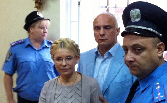 Soţul Iuliei Timoşenko, Oleksadr, împreuna cu soţia lui în camera de audieri din Kiev, pe 11 august 2011.