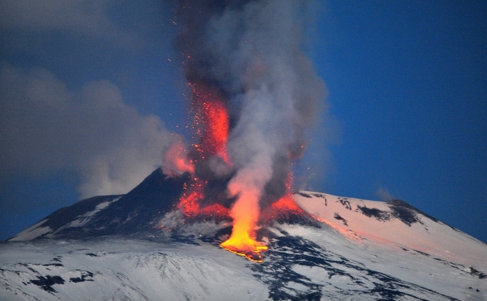 Lavă aruncată de erupţia vulcanului Etna, 6 ianuarie 2012