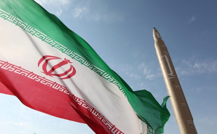 Steagul Iranian flutură lângă o rachetă sol-sol.