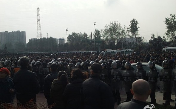 Confruntări între poliţie şi demonstranţi în Sichuan (Weibo.com)