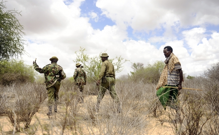 Fortele de securitate kenyene patrulează lângă oraşul Liboi, situat la graniţa cu Somalia, 15 octombrie 2011.