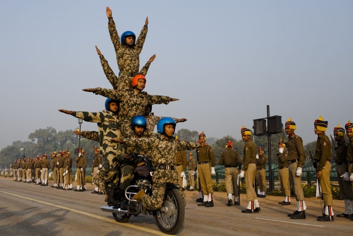 Soldaţi indieni execută cascadorii pe motociclete, preparându-se astfel pentru parada din 26 ianuarie, dedicată Zilei Republicii, New Delhi, India.