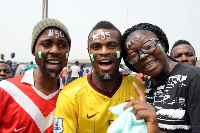 Oameni cu feţele pictate în culorile naţionale verde şi alb, au participat la greva naţională şi proteste în masă, datorate creşterii preţurilor la combustibili, 13 ianuarie, Nigeria.