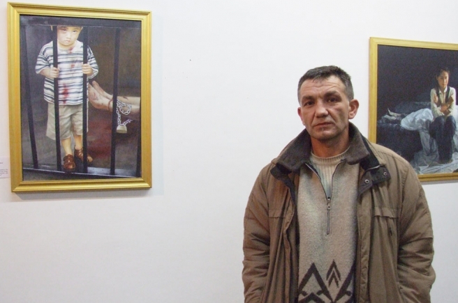 Domnul Marius Bacriu, doctor în arte vizuale, sculptor şi preşedinte al Uniunii Artiştilor Plastici din Lugoj la Vernisajul expoziţiei ”Adevăr, Compasiune, Toleranţă”, 12 ianuarie 2012, Lugoj.