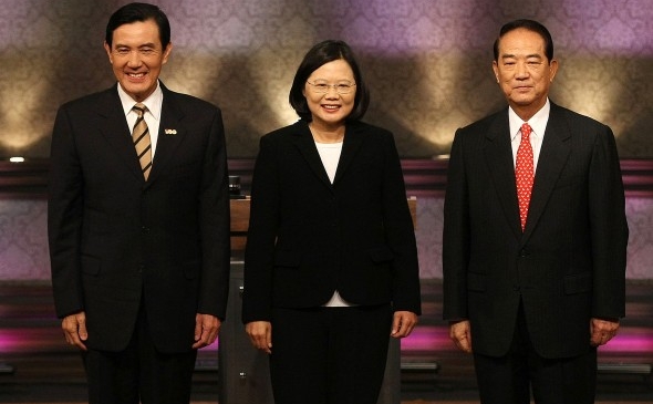(De la st la dr) Ma Ying-jeou, preşedintele taiwanez, Tsai Ing-wen, candidatul prezidenţial al principalului partid de opoziţie (Partidul Democratic Progresiv) şi James Soong, candidatul prezidenţial independent, pozează înaintea unei dezbateri televizate în Taipei, 3 decembrie 2011.