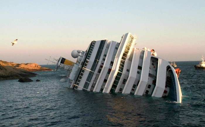 Vaporul de croazieră Costa Concordia  a naufragiat după ce a lovit un banc de nisip, lângă insula Giglio, 14 ian 2012.
