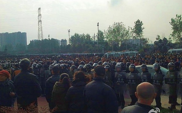 Între 5.000 şi 10.000 de muncitori de la Compania Pangang Group Chengdu Steel & Vanadium din oraşul Chengdu, provincia chineză Sichuan, au organizat o grevă de 3 zile la 4 ianuarie 2012 datorită salariilor şi bonusurilor de sfârşit de an scăzute.