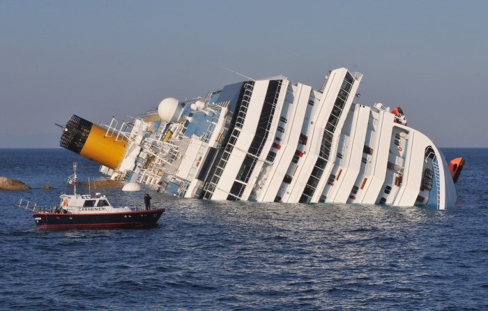 Vasul de croazieră „CostaConcordia” a naufragiat pe 14 ianuarie, în insulaGiglio,Italia.Mai mult depatru mii de oamenise aflaula bord în momentul cândnavaa lovitun banc de nisip.Cel puţin3 persoaneau fost confirmatedecedate şi peste 30 dispărute.