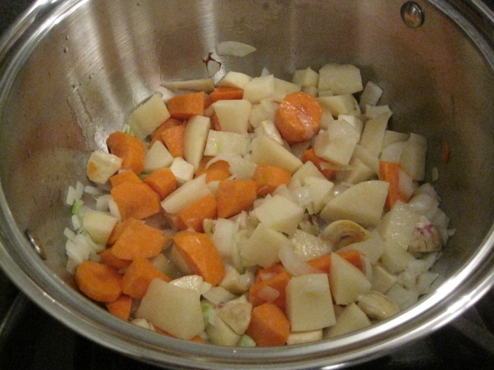 Se adaugă cartoful şi morcovul